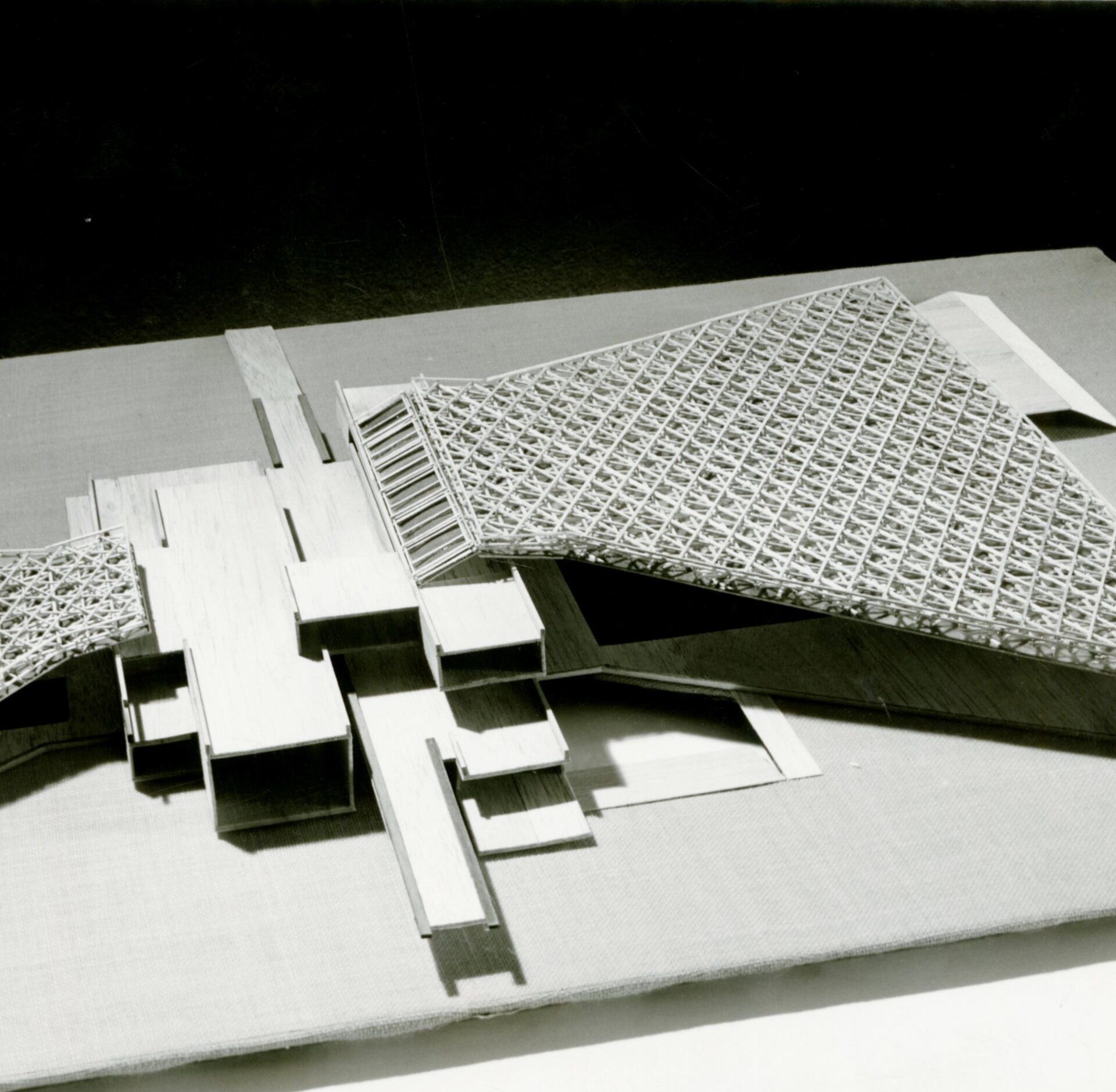 Maketa kopališča v Tivoliju v Ljubljani, nagrajeni in tudi izvedeni projekt iz urbanistično arhitekturnega natečaja leta 1969. Foto Janez Kališnik, iz arhitekturne zbirke MAO