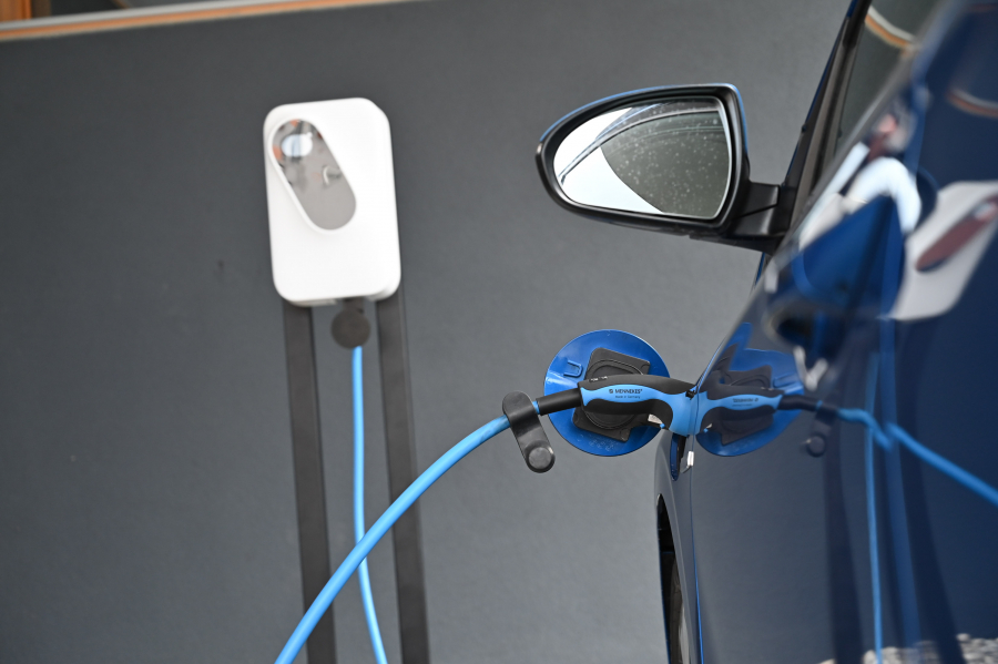 Posvet o vzpostavljanju infrastrukture za polnjenje E-vozil pred večstanovanjskimi stavbami