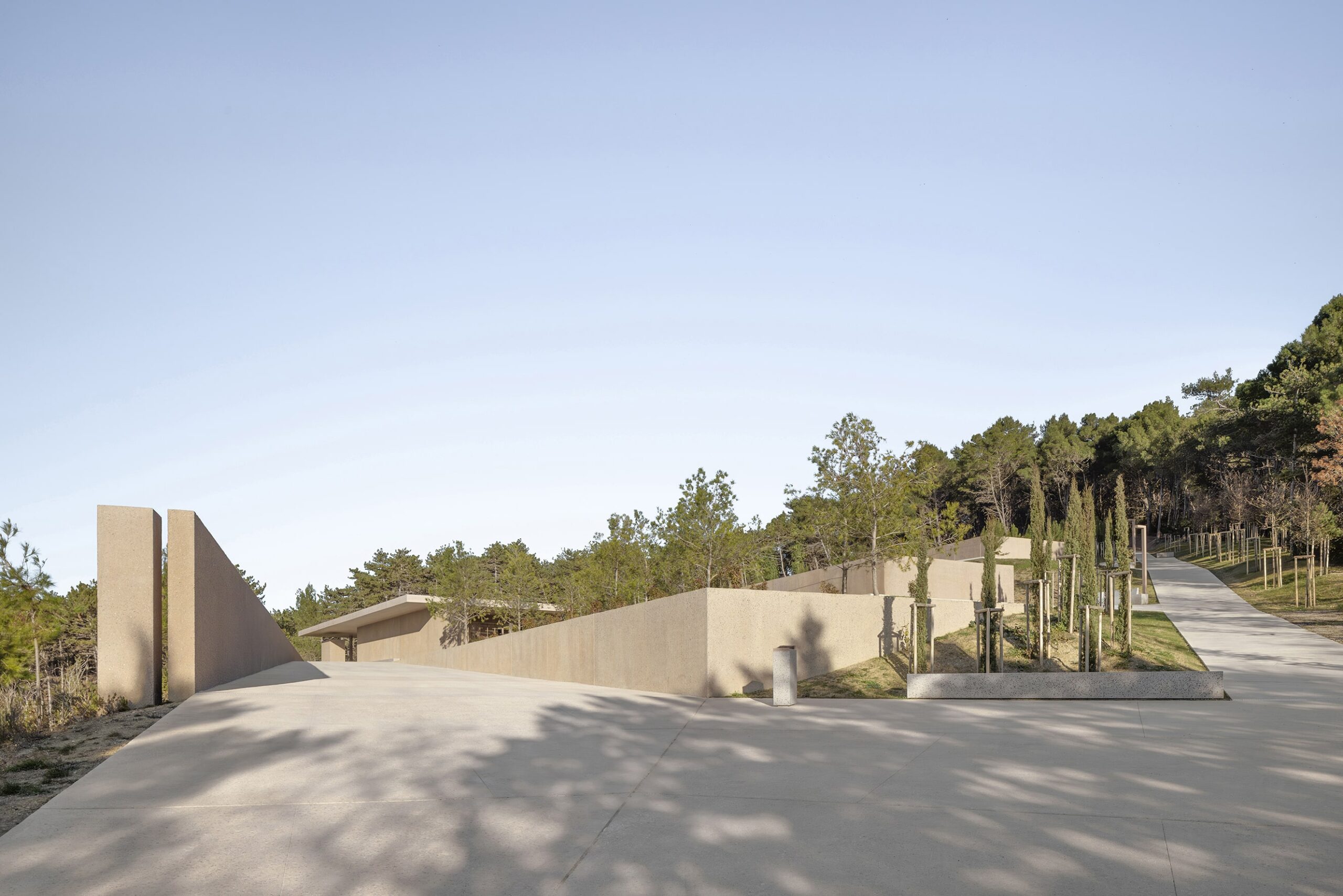 Pokopališče Ankaran | Ankaran, Slovenija | 2024 Arhitekti: Uroš Rustja, Primož Žitnik, Mina Hiršman, Mateo Zonta (VOID arhitektura; arhitektura) in Ana Kučan, Luka Javornik, Danijel Mohorič (studio AKKA; krajinska arhitektura)